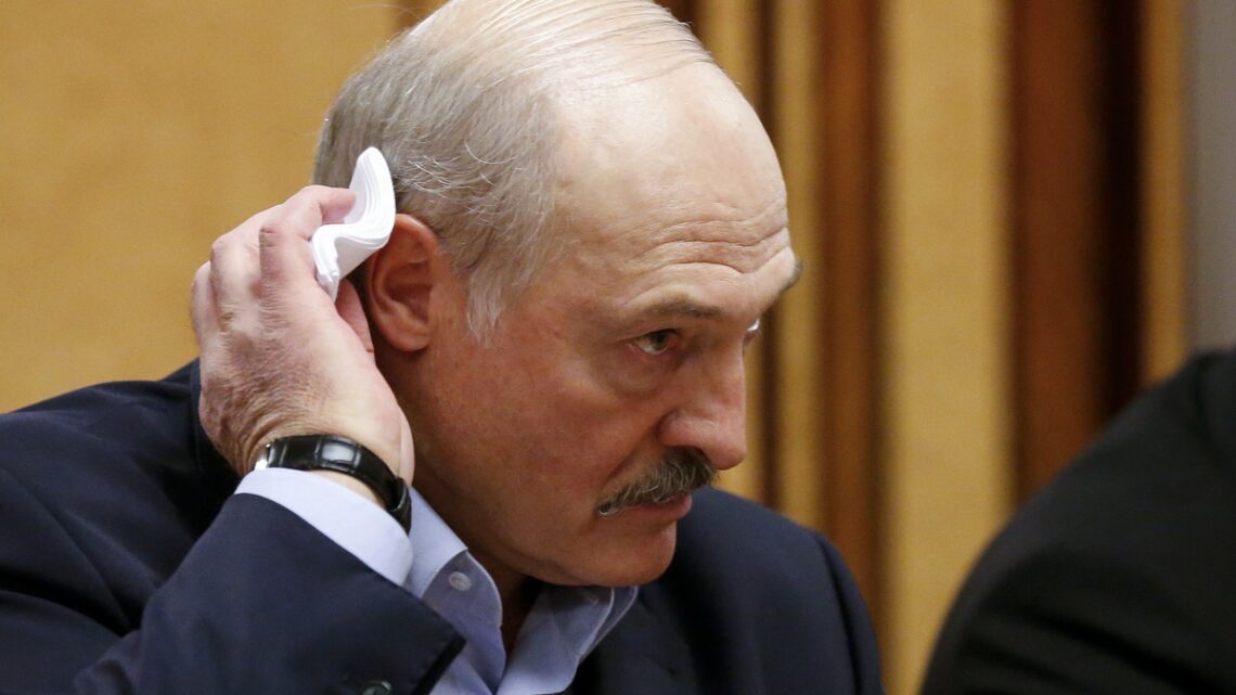 Лукашенко призвал военных не отдавать страну